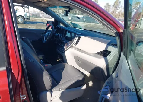 2015 Toyota Sienna Le 8 Passenger z USA, uszkodzony, nr VIN 5TDKK3DC1FS589946